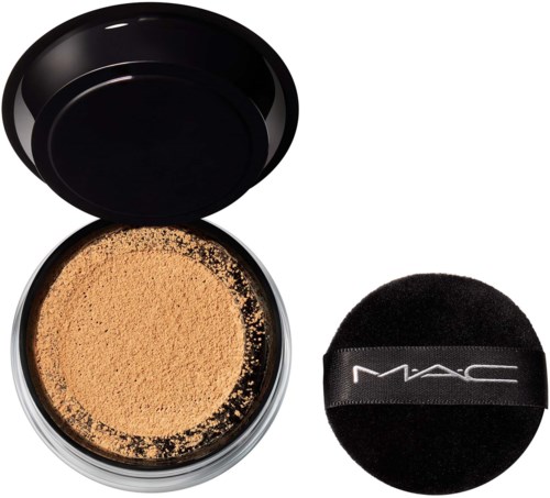 Ein Behälter mit losem Gesichtspuder, ein schwarzer Make-up-Schwamm mit MAC-Logo und das Schutzetui.