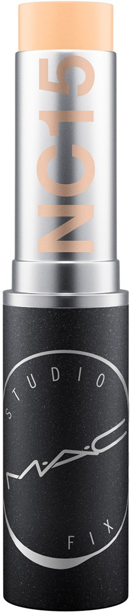 Ein MAC Studio Fix Produkt mit einem beigen Stick, schwarzem Behälter und großem silbernem Text auf dem Stick.
