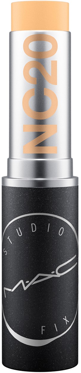 Ein Make-up-Stick mit beiger Farbe oben und schwarzer Verpackung mit MAC Studio Fix. Der Lippenbalsam ist mit 'NCO2' beschriftet.