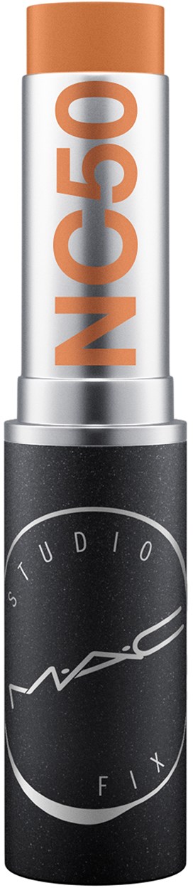 Ein MAC Studio Fix Foundation-Stick mit schwarz-weißem Design und orange NCG50-Label.