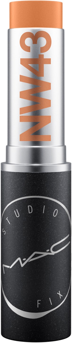 Ein MAC Studio Fix N/W43 Concealer Stift mit schwarzer und silberner Verpackung und orangeem Text.