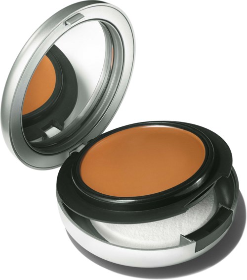 Een compacte make-upcase met spiegel en oranje foundation of poeder.