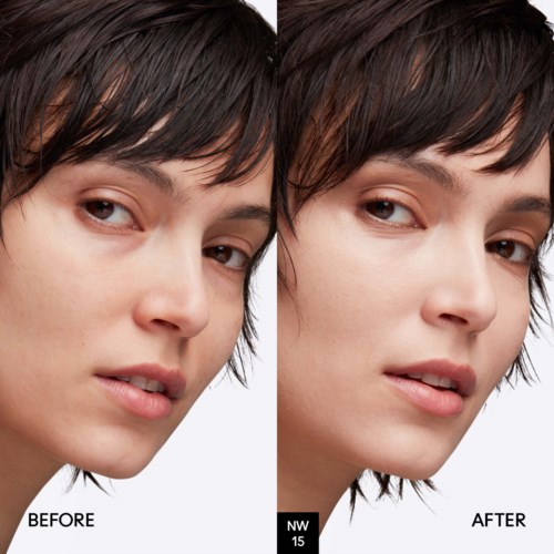 Een vergelijking van het gezicht van een vrouw voor en na een schoonheidsbehandeling. Ze heeft kort donker haar en een lichte huid.