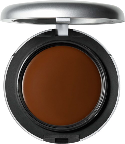 En brun krem eller foundation i en åpen makeupboks med lokk i sølv.