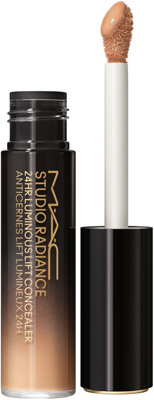 Een foundationstift met zwart en goud verpakt, met een applicator die een beige product toont.