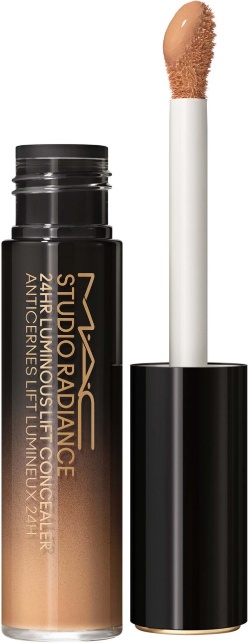 Een tube MAC Studio Radiance vloeibare highlighter met applicator en beige vloeistof.