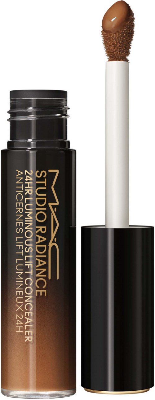Een concealer tube met een kwast applicator, met label 'Studio Radiance', bevat een beige vloeistof voor huidverheldering.