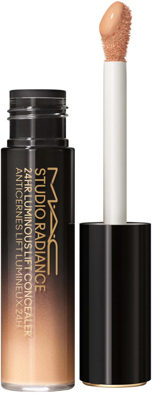 Een tube MAC Studio Radiance concealer met de applicator verwijderd, toont de crème binnen.