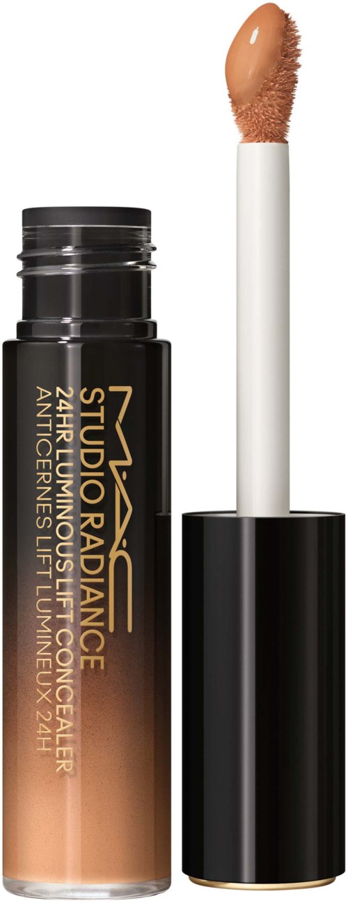 Een lippenstiftcontainer met een sponsapplicator en een zwarte dop, gelabeld 'MAC Studio Radiance.'