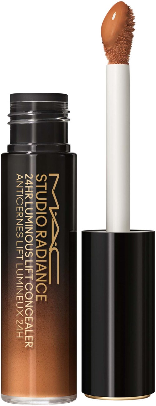 Een lipglossbuis met zichtbaar applicatorkwastje, gelabeld 'Studio Radiance' en 'MAC'.