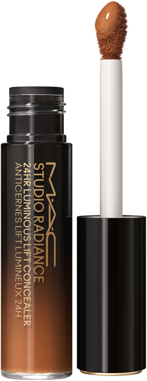 Een MAC lipgloss tube met applicator, zwarte dop en bruin glans binnenin.