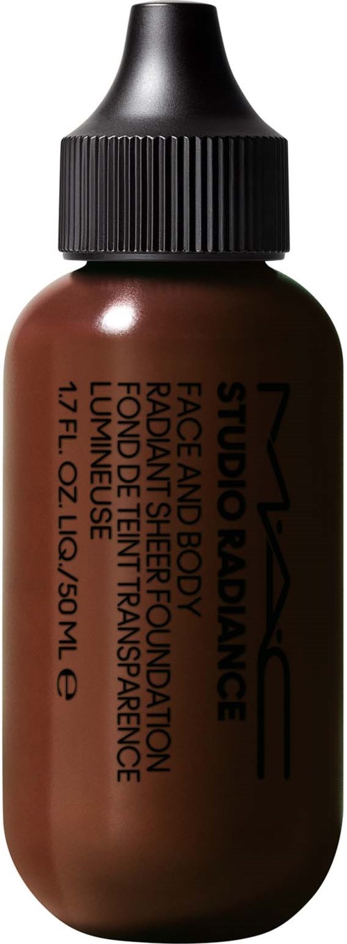 Brun flaske med sort låg, mærket MAC Studio Radiance Face and Body Foundation, transparent glansfuld finish.