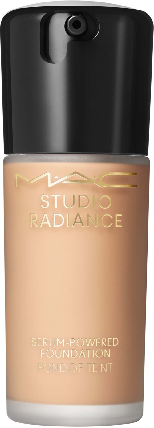 Een fles MAC Studio Radiance vloeibare foundation met zwarte dop, gemarkeerd als serum-voedende foundation.