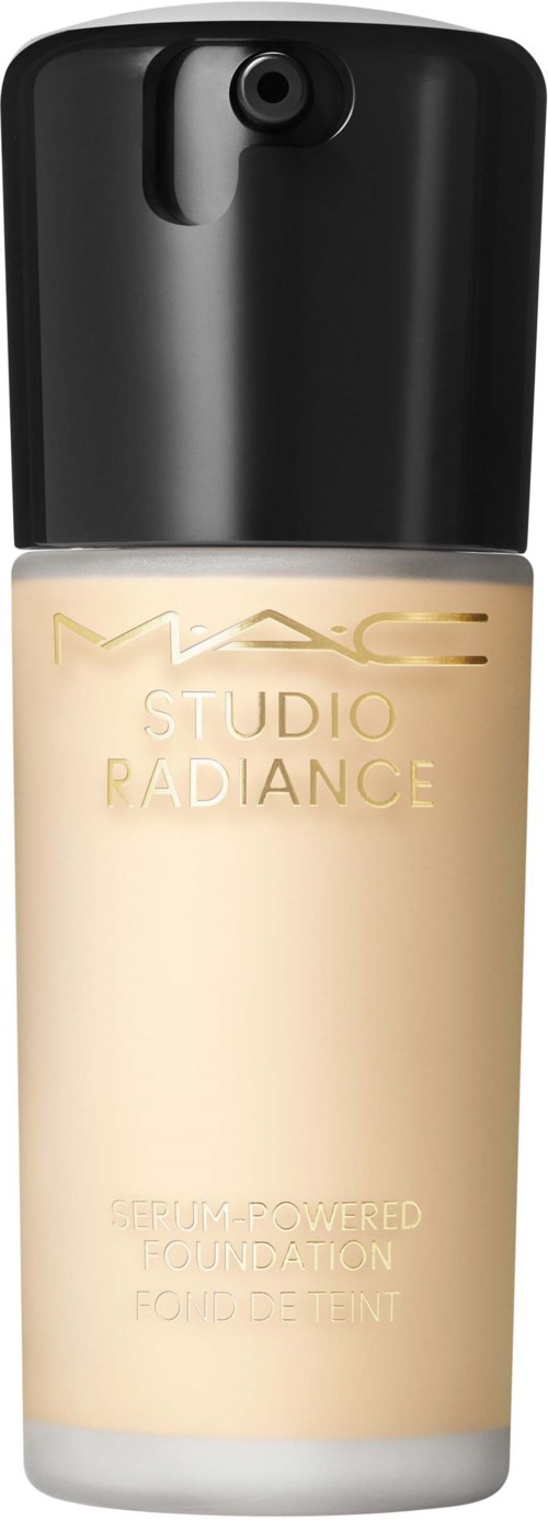Eine Flasche MAC Studio Radiance Foundation mit schwarzem Deckel und hellbeiger Flüssigkeit.