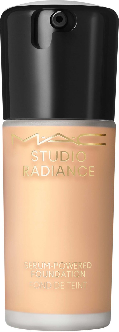 Een fles MAC Studio Radiance foundation met een zwarte dop en beige vloeistof.