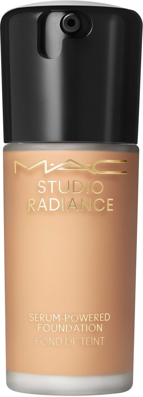 Een fles MAC Studio Radiance vloeibare foundation met zwarte dop, beige vloeistof en merknaam op de voorkant.