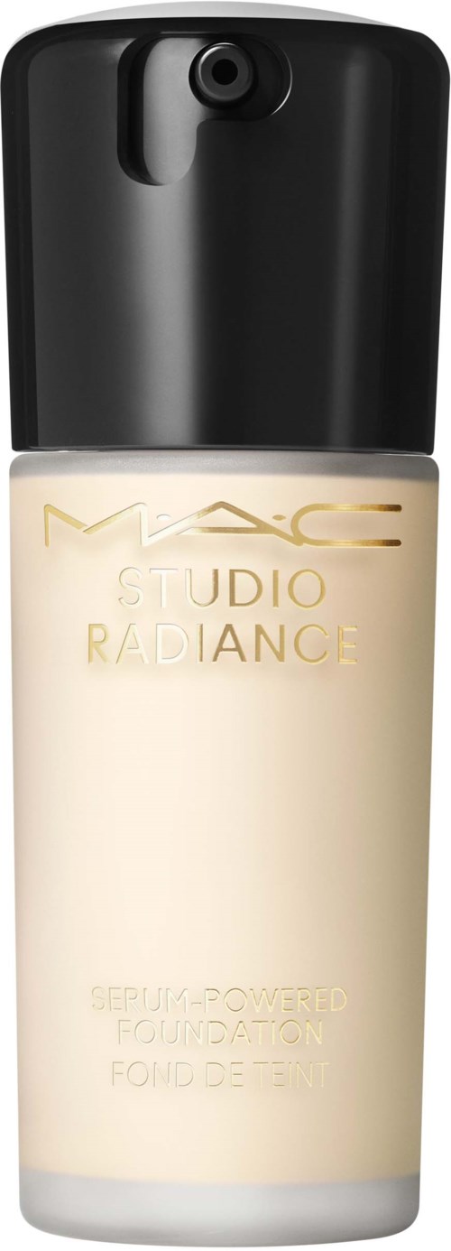 Flasche mit Foundation, schwarzer Deckel, goldener Text, bezeichnet 'MAC Studio Radiance,' enthält flüssiges Make-up.