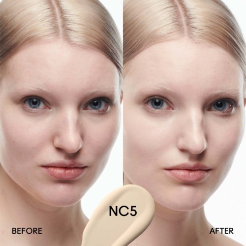 Das Gesicht einer Frau zeigt Vorher- und Nachher-Bilder von Make-up oder Hautpflege. Die Haut sieht im Nachbild klarer und glatter aus.