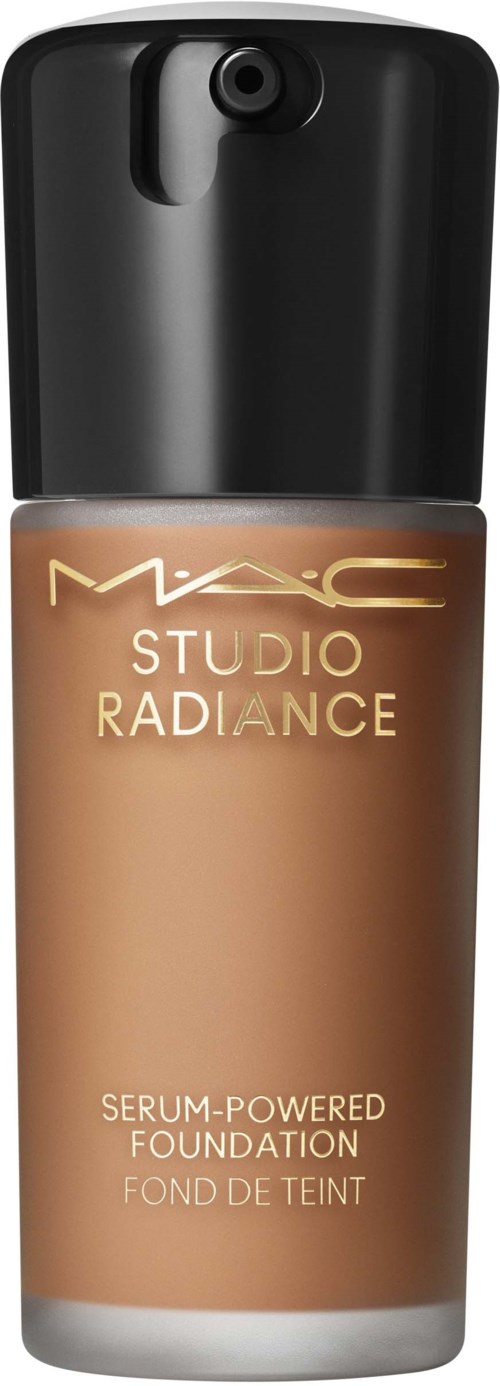 Flasche mit MAC Studio Radiance Foundation, schwarzer Pumpaufsatz. Das Etikett ist beige mit goldener und weißer Schrift.
