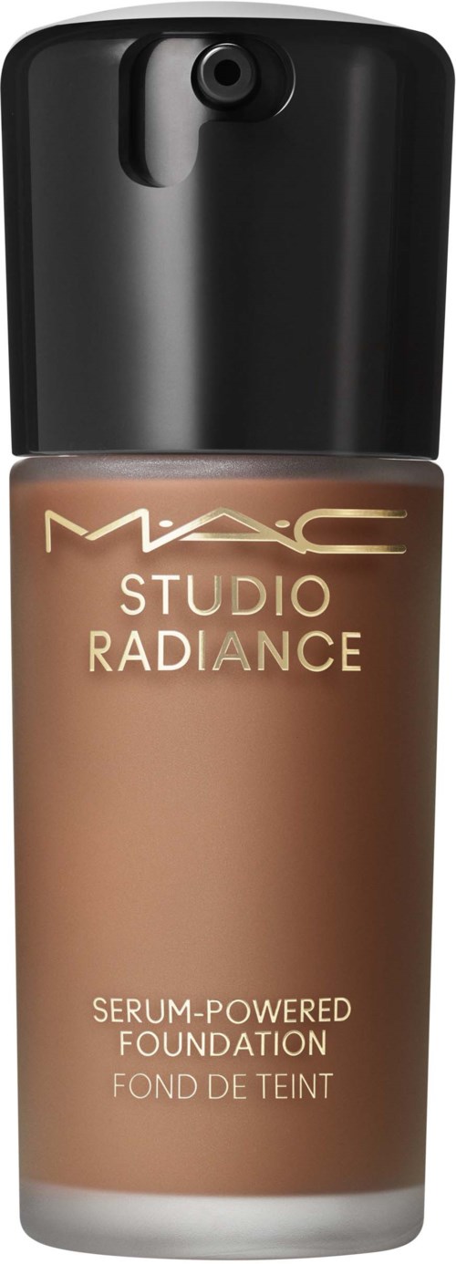 Eine Foundation-Flasche mit schwarzem Deckel, beschriftet MAC Studio Radiance, serumbasiert, in einer beigen Farbe.