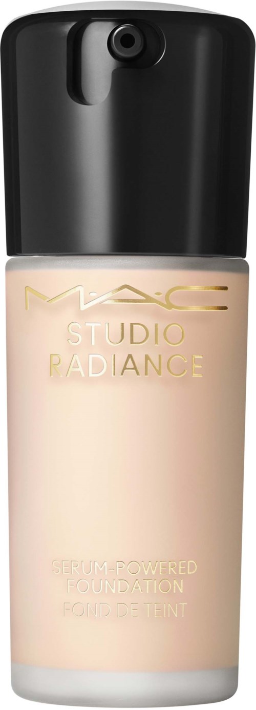 Eine Flasche MAC Studio Radiance Foundation mit schwarzem Deckel und hellbeiger Flüssigkeit.