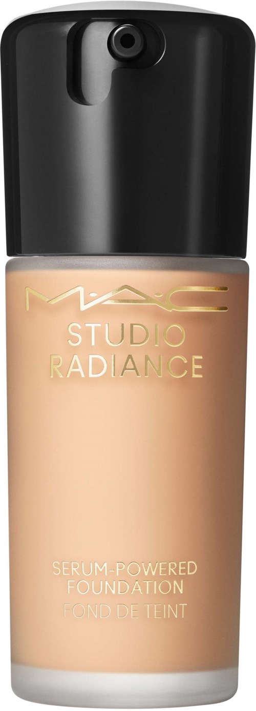 Eine Flasche MAC Studio Radiance Foundation, beige Farbe mit schwarzem Deckel und goldener Schrift.