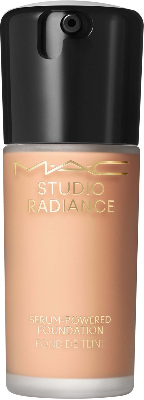 Een fles MAC Studio Radiance foundation met een zwart deksel en beige vloeistof.