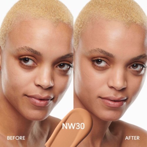 Twee foto's tonen een vrouw met kort blond haar, voor en na make-up. De tweede foto toont een gladdere huid.