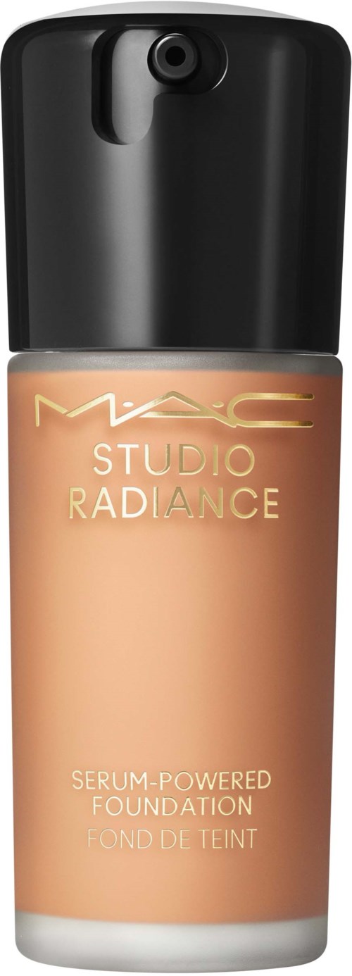 Een fles MAC Studio Radiance serum-gedragen foundation met een zwarte dop en beige vloeistof.