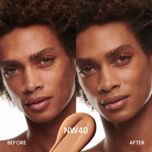 Een vrouw toont een voor en na make-over, met een gladde huid en verbeterde kenmerken. NW40 foundation wordt gebruikt.