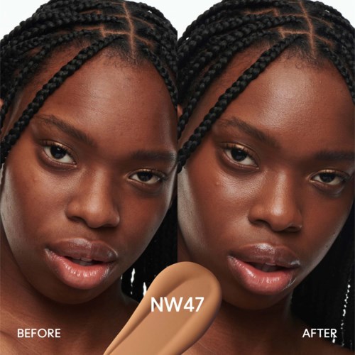 Twee foto's van dezelfde vrouw, die haar haar voor en na een haarbehandeling of styling laten zien. De vrouw heeft vlechten.