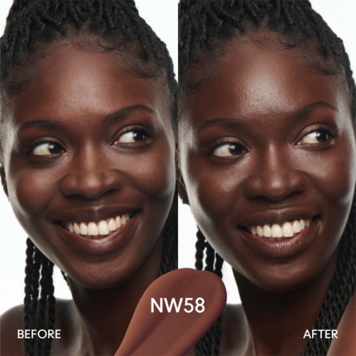 Een vrouw lacht en toont voor- en na make-up effecten op haar gezicht met een product in het midden.