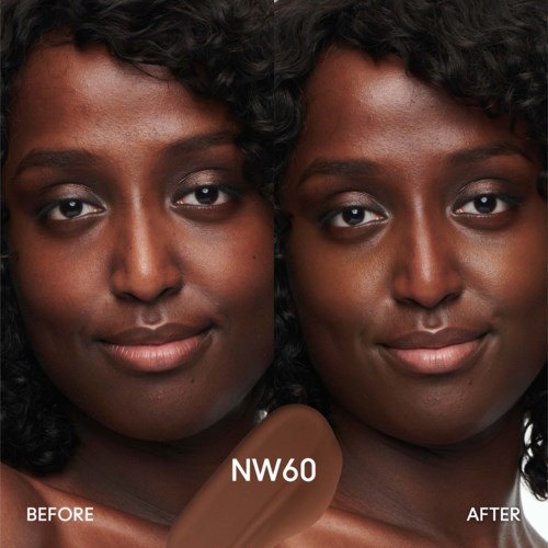 Een zij-aan-zij vergelijking van een vrouw met een donkere huid voor en na make-up of huidverzorging. De woorden NW60 staan in het midden.