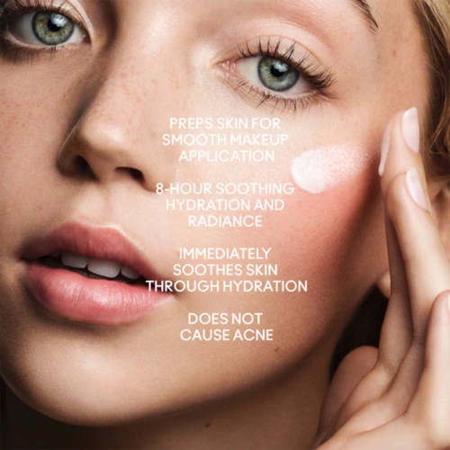 Tekst die uitleg geeft over huidverzorgingsvoordelen voor make-up en hydratatie, met een vrouw die crème op haar gezicht aanbrengt.