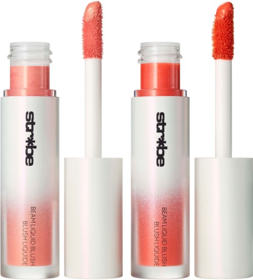 Twee lipgloss-bussen, één open met roze glans en één met oranje glans, met applicators die de kleuren tonen.