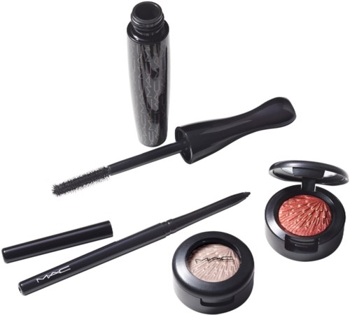 En samling av MAC sminkprodukter inklusive mascara, ögonskugga, eyeliner och rouge i behållare.
