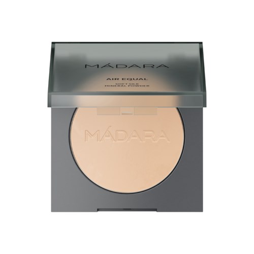 Meikkipakkaus tummassa värissä, sisältää jauhemainen tuote, nimeltä 'MADARA AIR CUSHION'.
