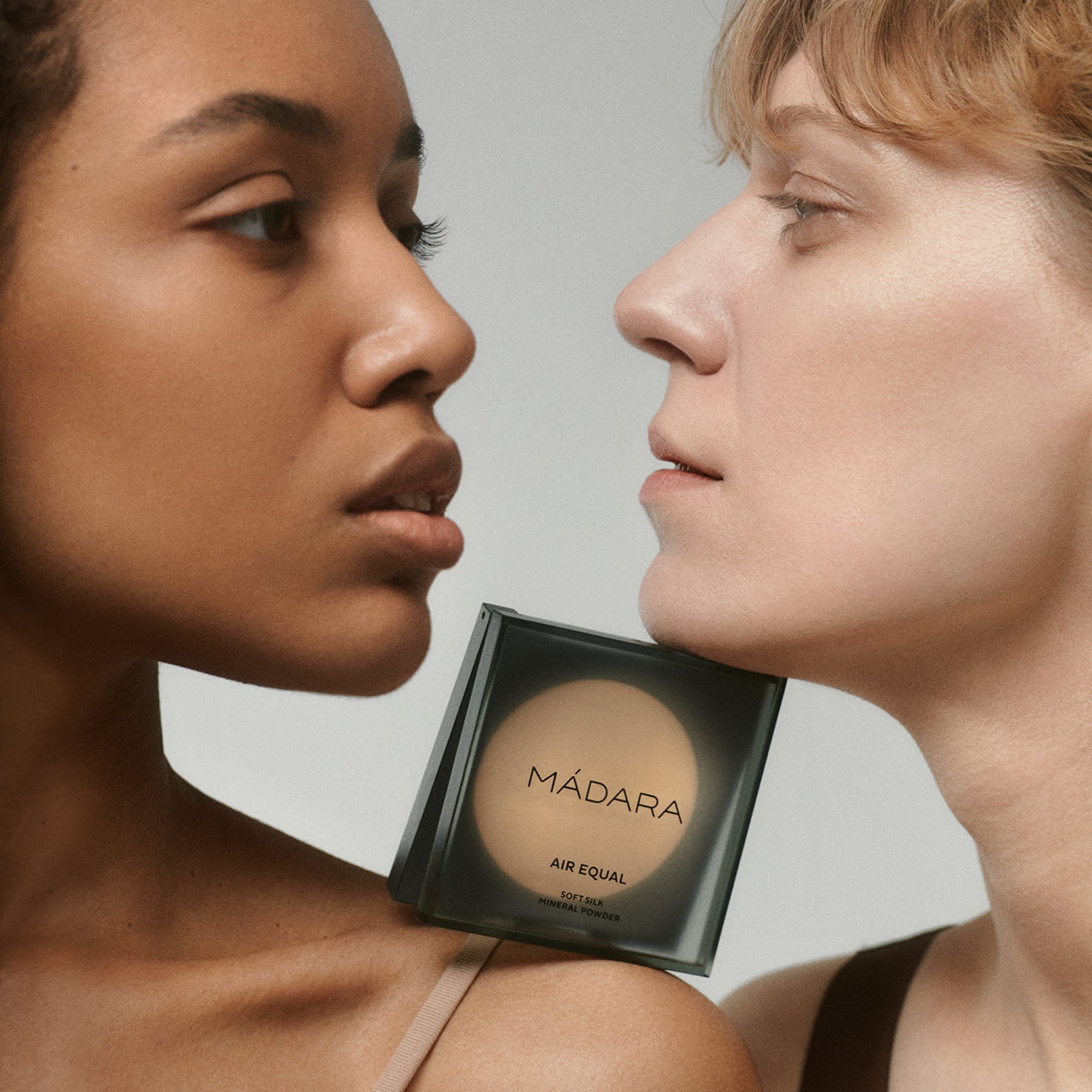 Mádara AIR EQUAL Soft Silk Mineral Powder #3 DEEP (obrázok 4)