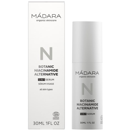 En vit box och en vit flaska med MADARA Botanic Niacinamide Alternative serum för alla hudtyper, 30 ml.