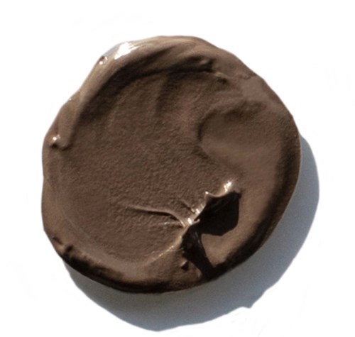 En rund mörk chokladbit med slät, glänsande yta och några sprickor, på en vit bakgrund.