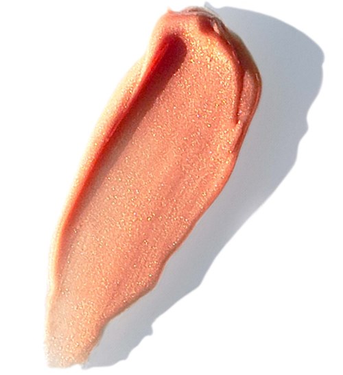 En rosa makeup-primer smet med lätt skimmer, i en kurvig form på vit bakgrund.