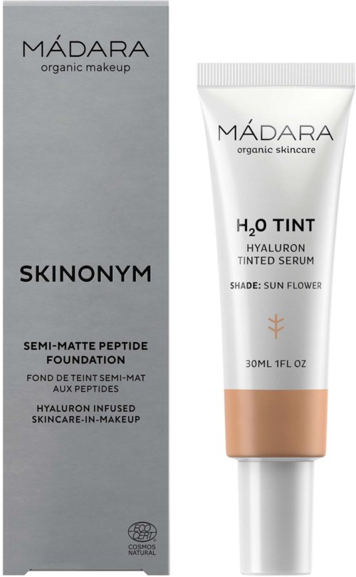 En hudvårdsprodukt i förpackning och tub, märkt som semi-matt foundation och tonad serum med hyaluronsyra. Färgen är Solros!