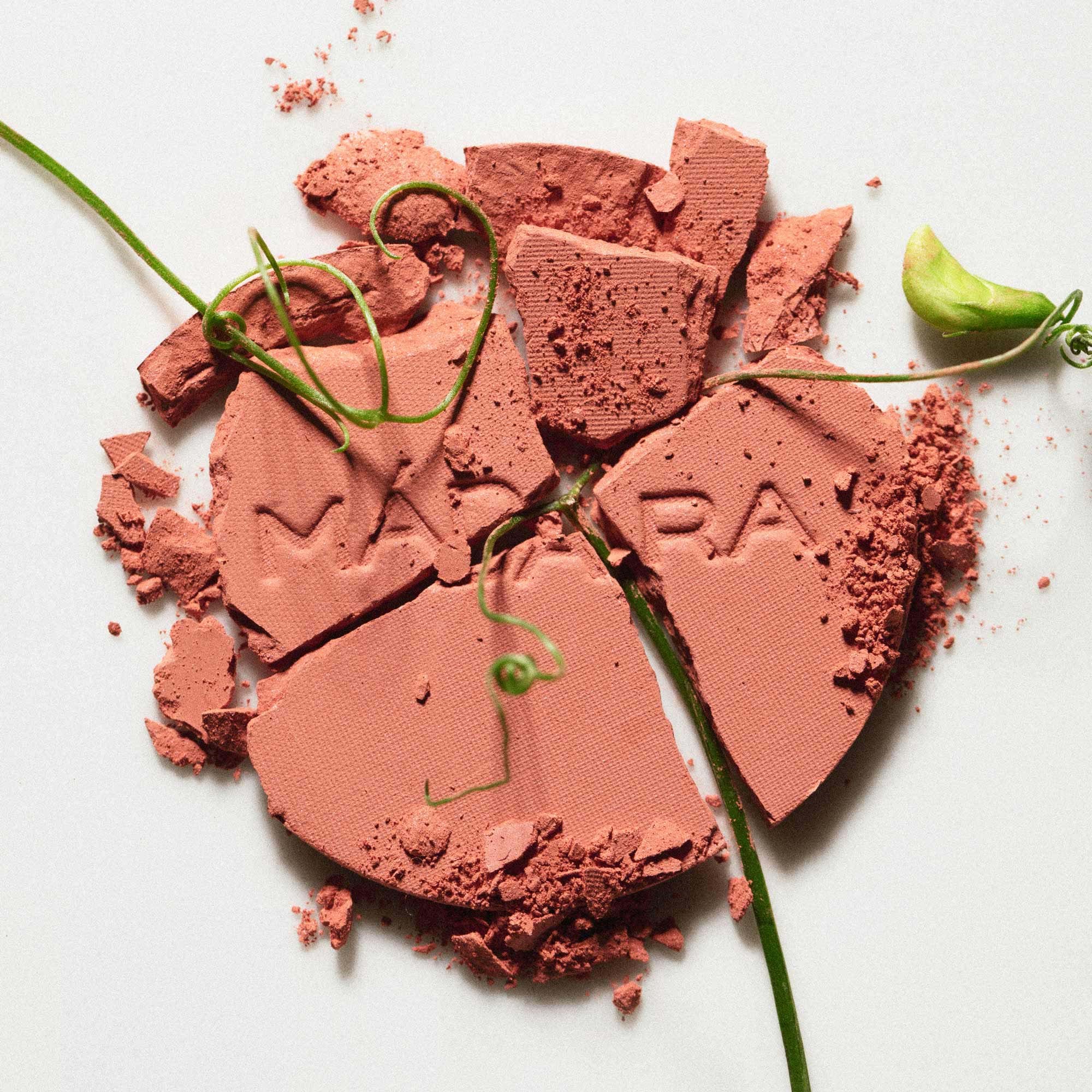 Mádara Magnetic Blush Mineral Cheek Blusher #1 Fierce Flame (obrázok 9)