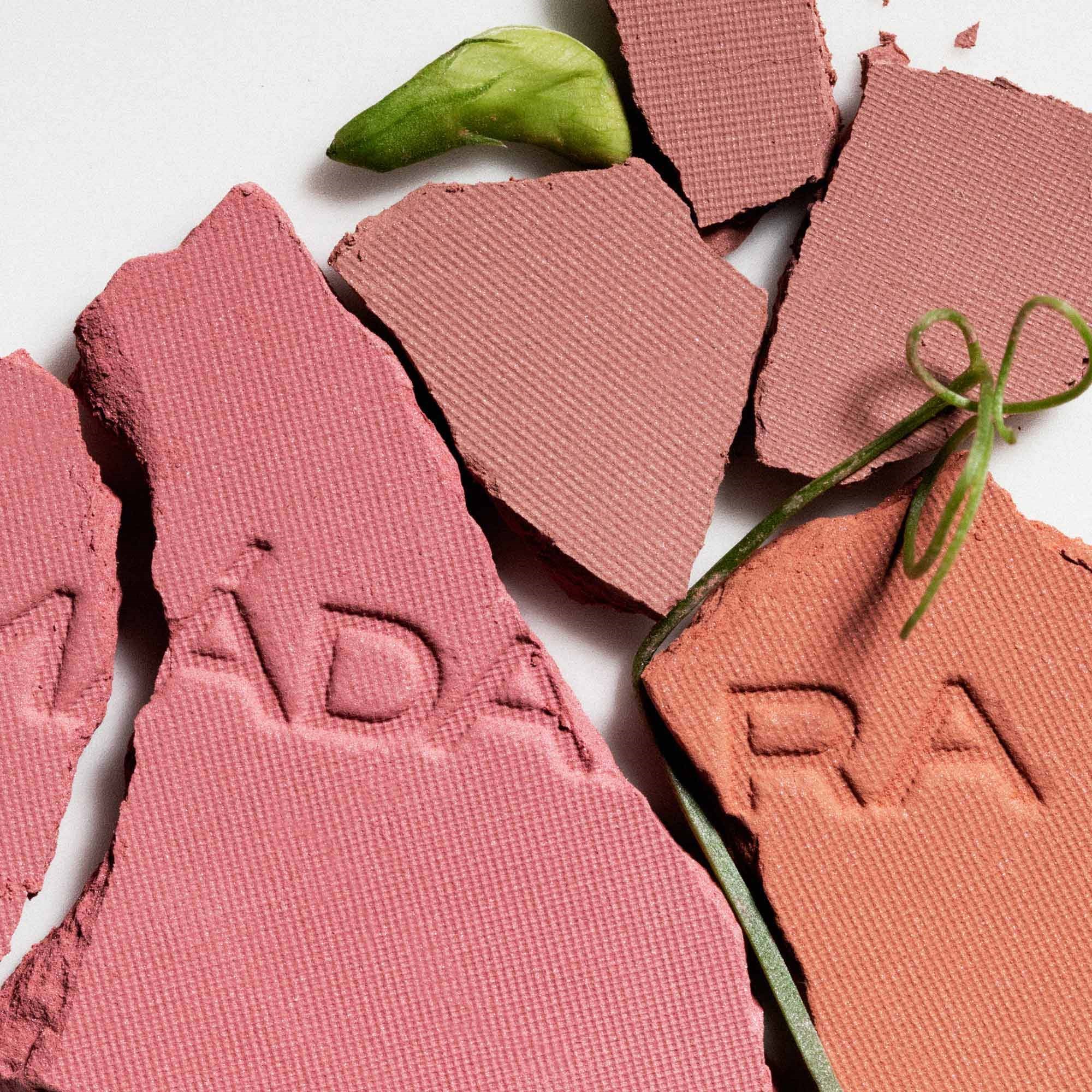 Mádara Magnetic Blush Mineral Cheek Blusher #3 Cold Cheeks (obrázok 10)