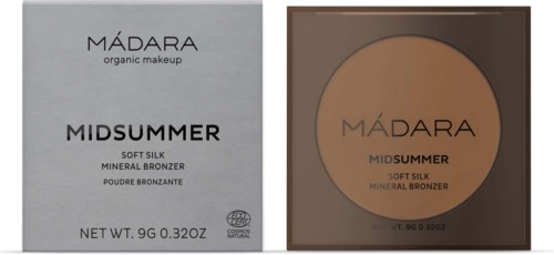 Boks og compact av MÁDARA MIDSUMMER mineral bronzer med varm tone. Teksten fremhever produktdetaljer og merkevarenavn.