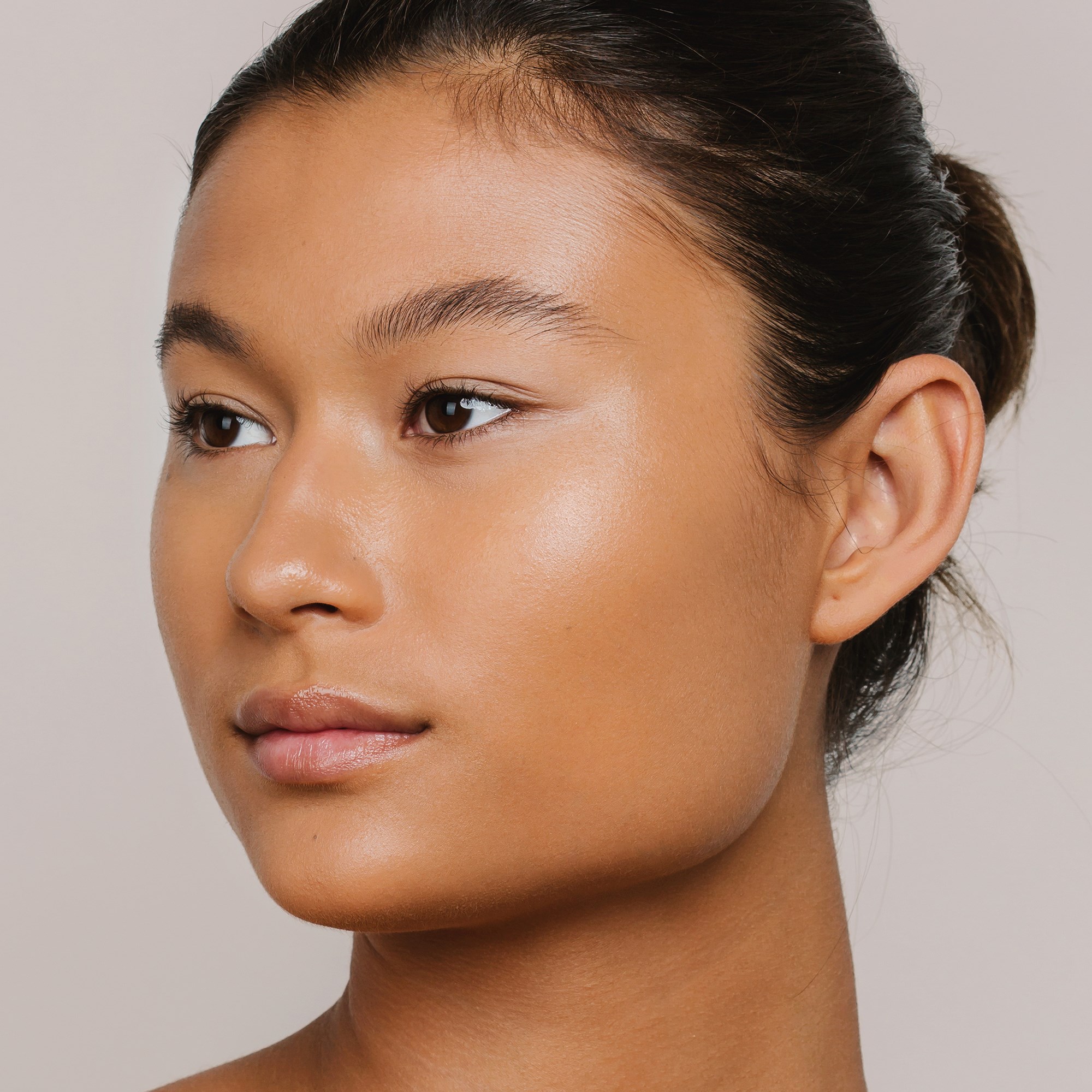Mádara Skin Equal Foundation SPF20 #60 Olive (obrázok 4)