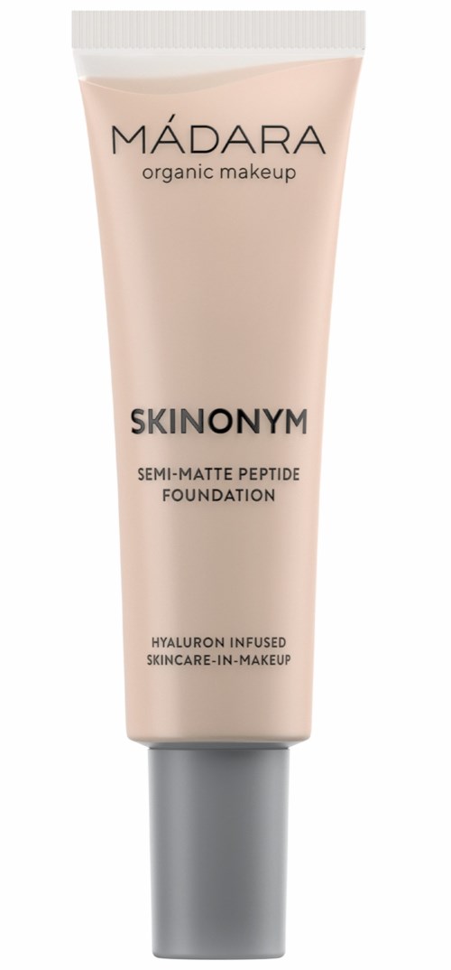 Eine Tube MÁDARA SKINONYM Foundation, semi-matt, mit Informationen zu Hyaluronsäure und Bio-Make-up.