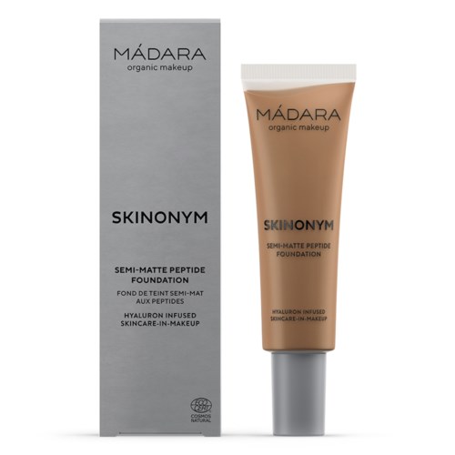 Beige meikkupohja putkilossa, jossa on valkoinen korkki ja vastaava laatikko, merkinnällä 'MÁDARA organic makeup SKINONYM.'