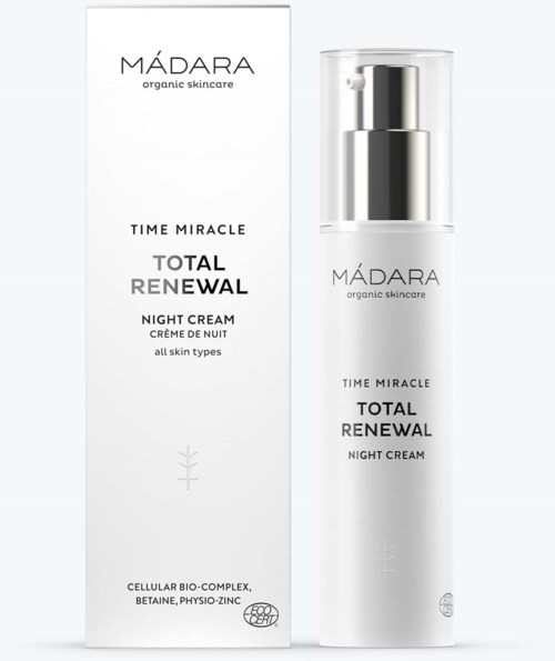 En æske og flaske med Mádara økologisk hudpleje natcreme med ren, minimalistisk design og sølvpumpe.
