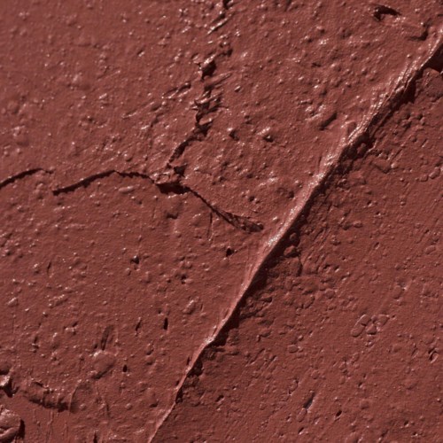 Close-up van een gesprongen, roodbruine geschilderde oppervlakte met ruwe textuur.